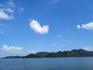 蓝天碧水间的秀丽湖山