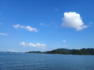 碧海蓝天中的宁静湖景