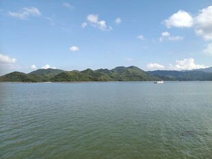 碧波蓝天环绕的秀丽湖景