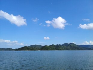 蓝天碧水间的秀丽湖景