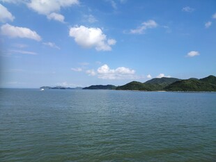 碧海蓝天远山风景如画