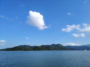 蓝天碧水间的秀丽湖景