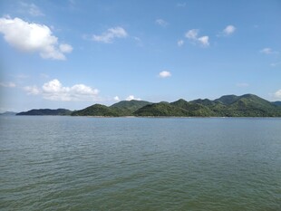 宁静湖景与远处青山