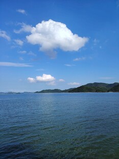 蓝天碧水间的宁静湖面