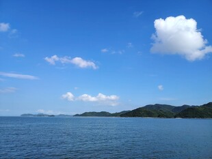 碧海蓝天远山的美丽景致
