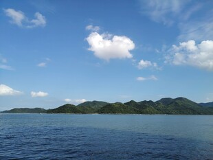 碧海蓝天中的秀丽岛屿