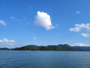 蓝天碧水间的秀丽湖景