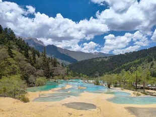 梦幻山水间的多彩河谷