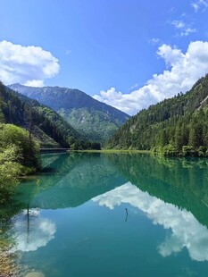 青山绿水间的静谧湖泊