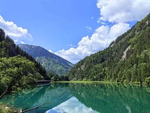 青山环抱的碧绿湖泊
