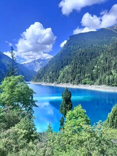 梦幻蓝湖映青山绿树