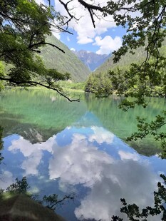 山间碧湖映蓝天白云
