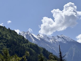 雪山与葱郁山林美景