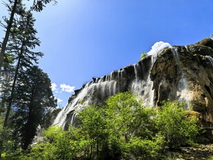 山间瀑布与葱郁植被景观