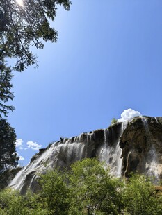 山间瀑布绿意环绕的美景