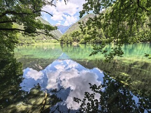 山间碧湖映蓝天白云