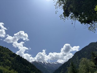 山间晴空白云悠悠