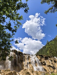 山间瀑布与蓝天白云美景