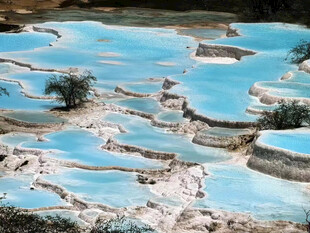 梦幻蓝色钙化池景观