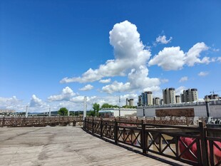 城市河畔风光