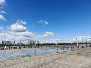 河畔蓝天美景