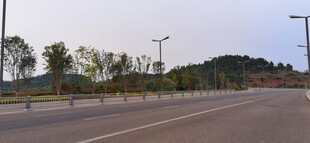 宽阔公路与两旁风光