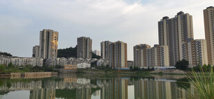 湖畔高楼倒影风景如画