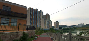 城市高楼与河畔护栏景观