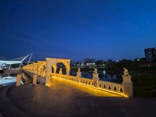 夜晚璀璨的拱形建筑景观