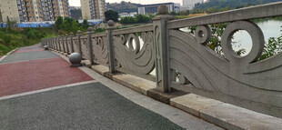 河畔精致雕花护栏与步道景观