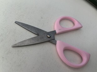 粉色塑料手柄金属剪刀