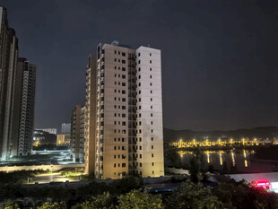 城市夜景中的高楼与灯火