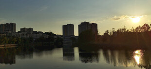 夕阳下的城市湖畔美景