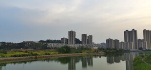 湖畔城市风光