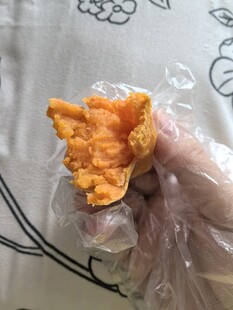手拿塑料袋中的红薯泥