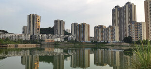 湖畔高楼与水面倒影景观