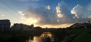 河畔夕阳美景