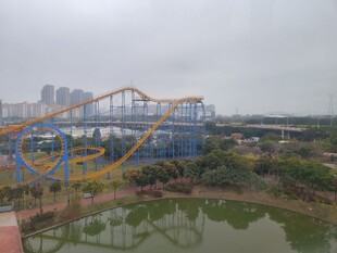 游乐园中的多彩过山车景观