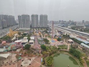 城市景观中的多彩公园一角