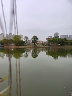 湖畔城市景观倒影