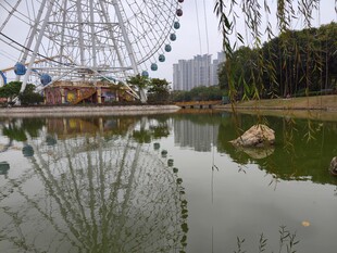 湖畔摩天轮倒影美景