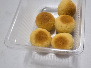 透明盒中的美味小糕点