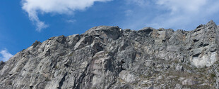 巍峨嶙峋的陡峭山峰