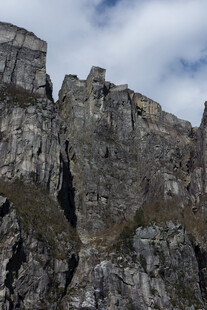 巍峨险峻的壮丽山峰