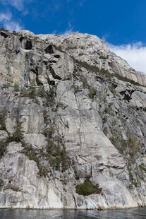 陡峭岩石山景