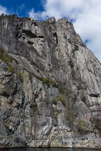 陡峭嶙峋的壮丽岩石山峰