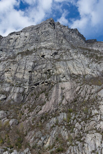 巍峨险峻的岩石山峰