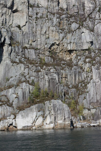 岸边嶙峋岩石与水面景象