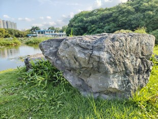 湖畔巨石景观