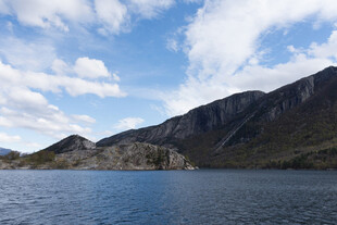 高山湖畔风光